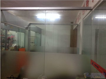 寫字樓黃金樓層170平辦公室現(xiàn)對(duì)外轉(zhuǎn)租，帶電梯，玻璃隔斷，設(shè)備齊全